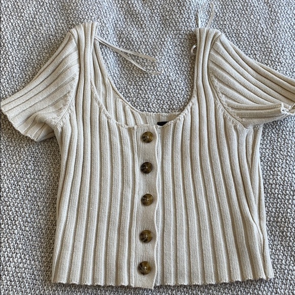 🌙3 FOR $20 
Forever 21 button down crop top - Picture 1 of 2